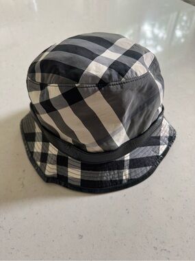 BURBERRY vintage black & grey Nova Checkered Horseferry House adult Bucket Hat
